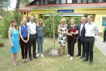 vysazeni-stromu-dvema-olgam-93451-0_550.jpg