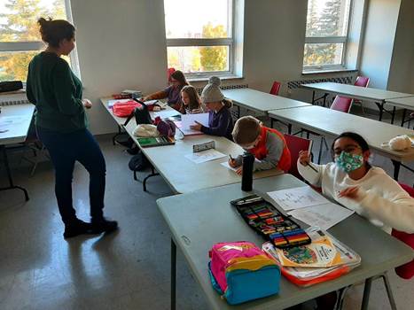 A group of children in a classroom

Description automatically generated with low confidence
