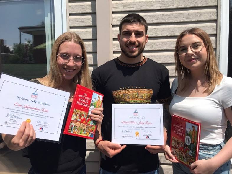 A group of people holding certificates

Description automatically generated