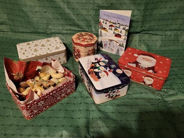 A group of tin boxes with a card

Description automatically generated