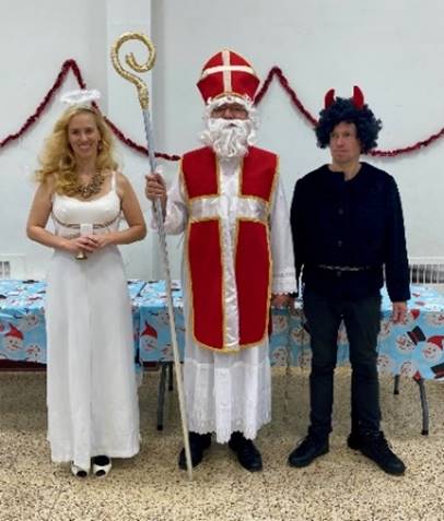 A group of people posing for a picture

Description automatically generated
