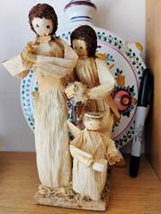 A group of straw dolls
AI-generated content may be incorrect.
