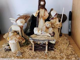 A group of wooden figurines

AI-generated content may be incorrect.