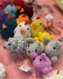 A group of knitted animals

AI-generated content may be incorrect.