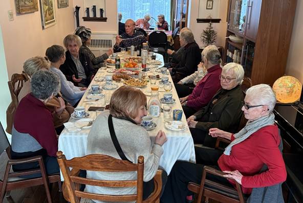 A group of people sitting around a table

AI-generated content may be incorrect.